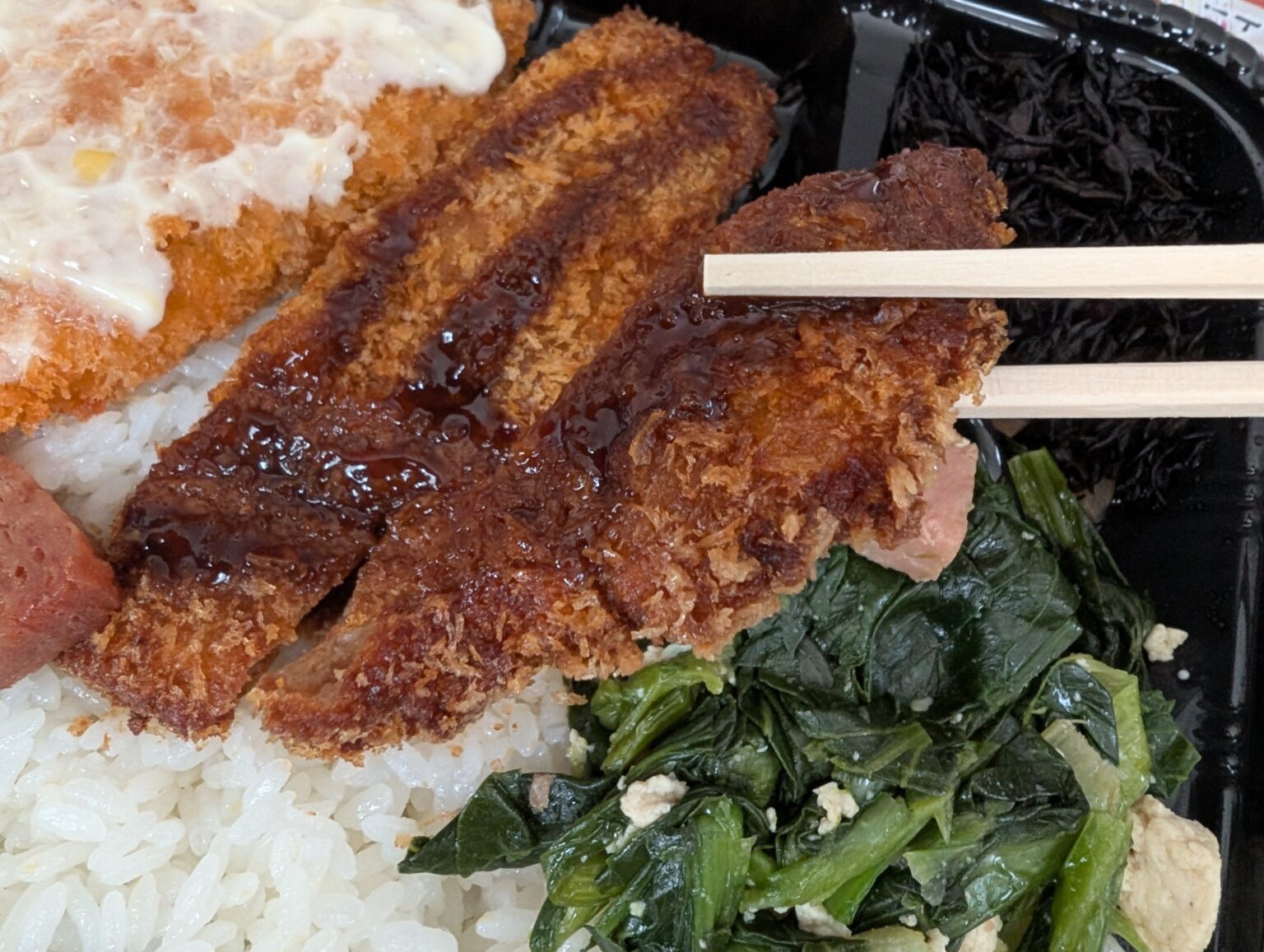 那覇の伝説「むんじゅる弁当」なぜ人気？深夜の爆盛りと最新情報を解剖