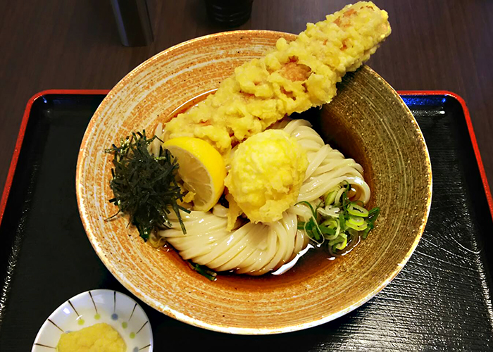 行列が絶えない奈良のうどん聖地「荒木伝次郎」が2026年も熱い！一杯に宿る極上の弾力と秘伝唐揚げの衝撃