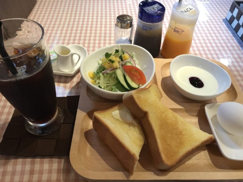こみせ通りの奥に潜む名店、黒石カフェで巡るレトロと美食の旅路