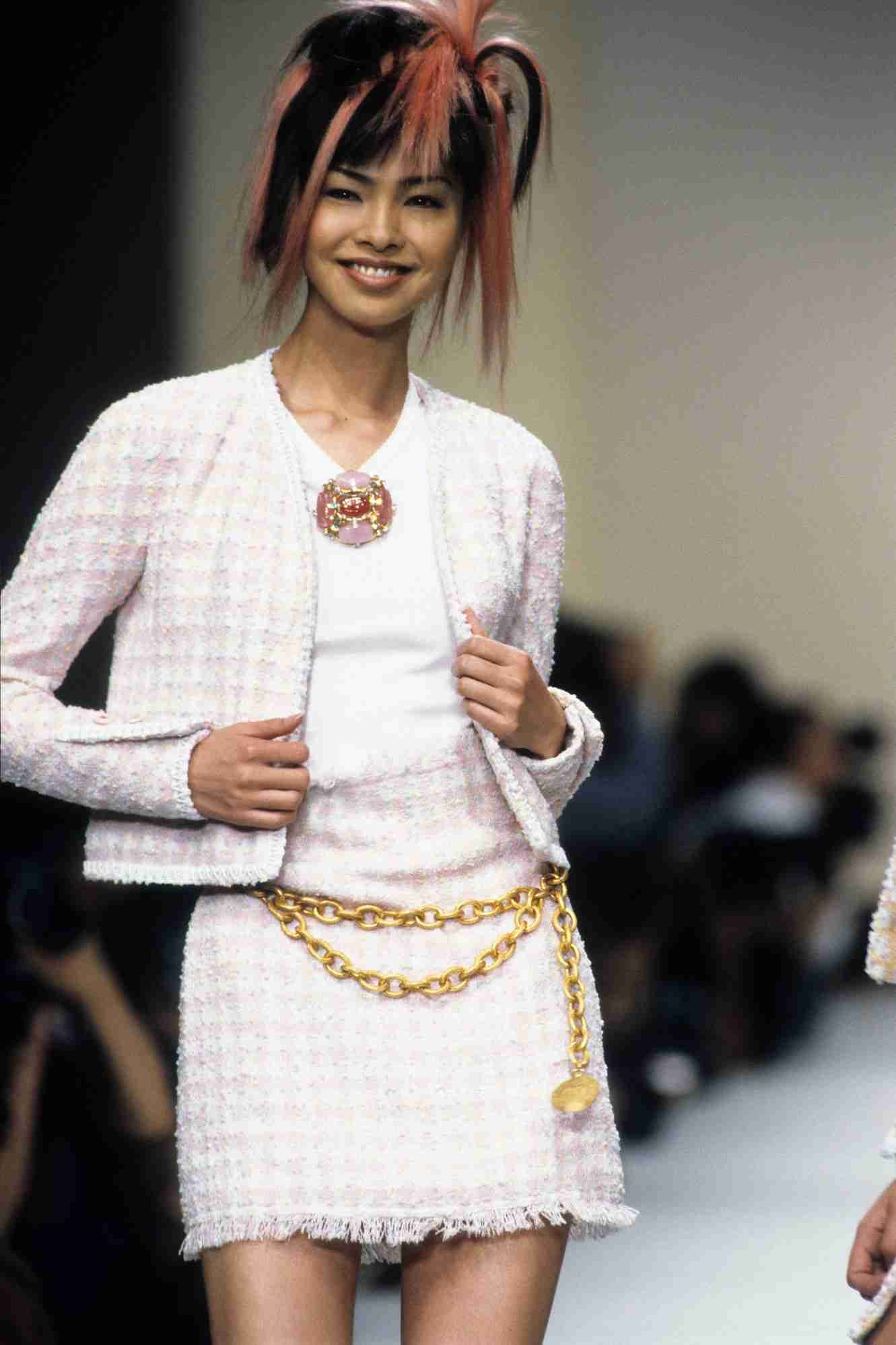 川原亜矢子がパリコレを魅了した理由と伝説のランウェイ全舞台裏