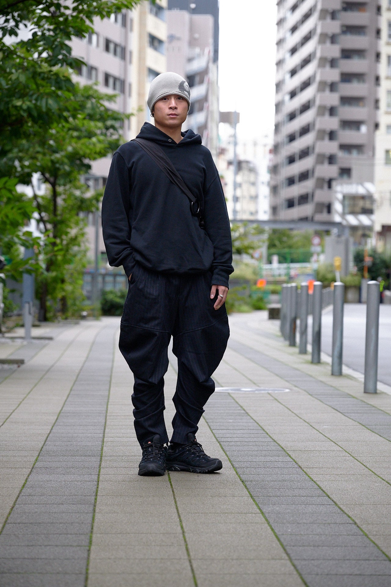 黒スニーカーメンズコーデの極意｜ダサいと洗練を分ける決定打