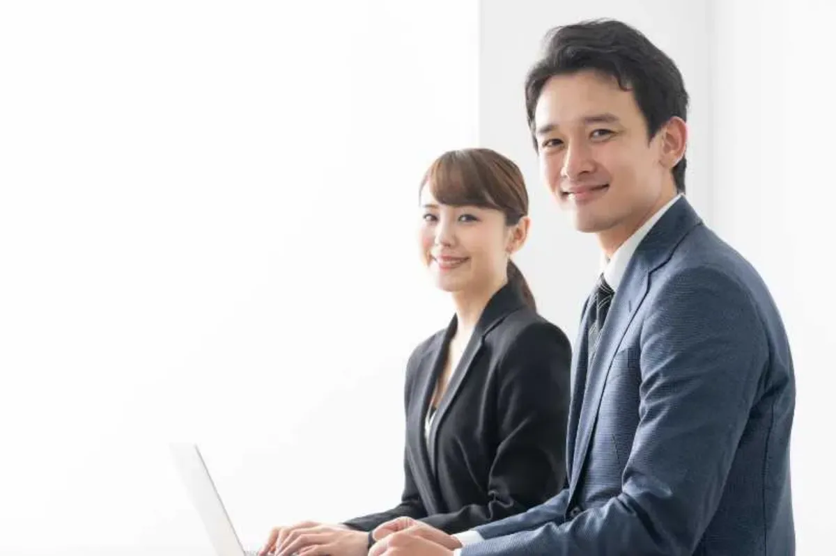 サラリーマンとはどんな職業？語源の真相や会社員との違い・2026年最新年収まで徹底解説