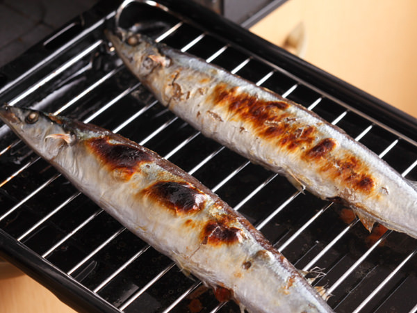 皮はパリッ身は極上！魚焼きグリルで秋刀魚を劇的においしく焼く技