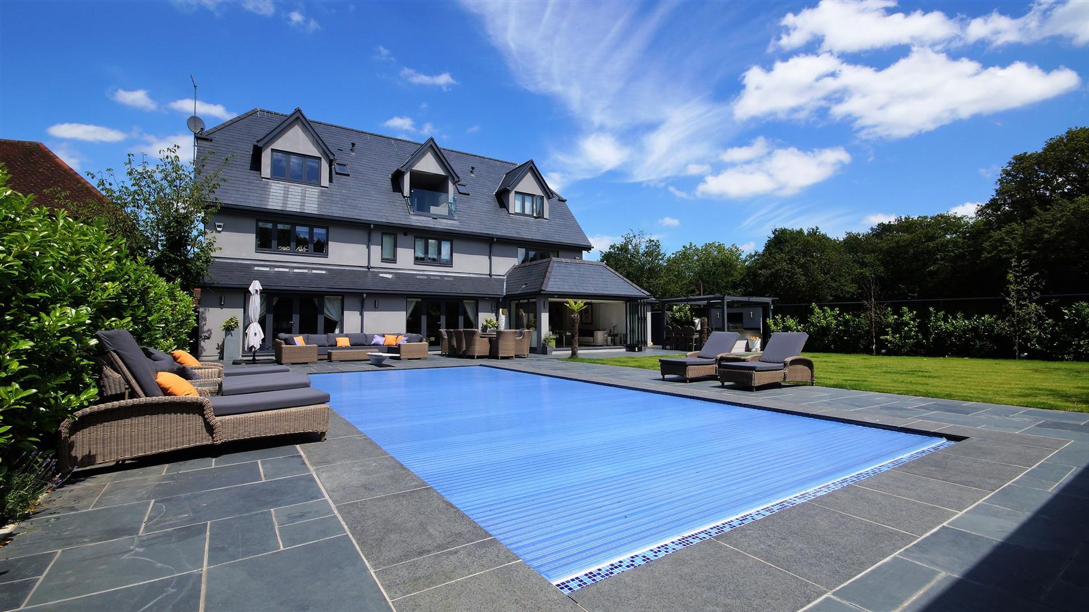 Houses with Swimming Pools in London