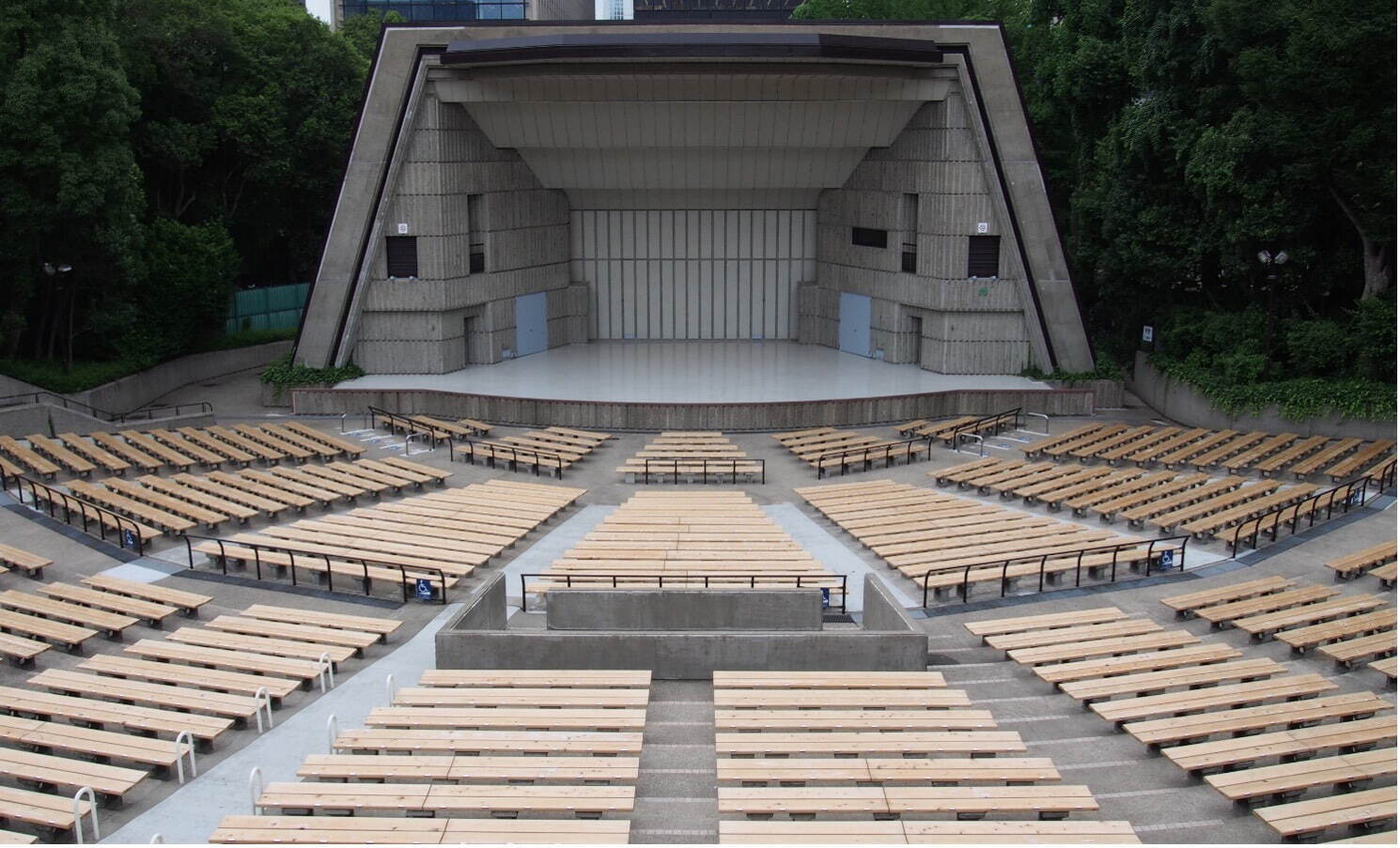 日比谷野音の建て替え延期と真相！座席キャパや雨対策まで徹底解説