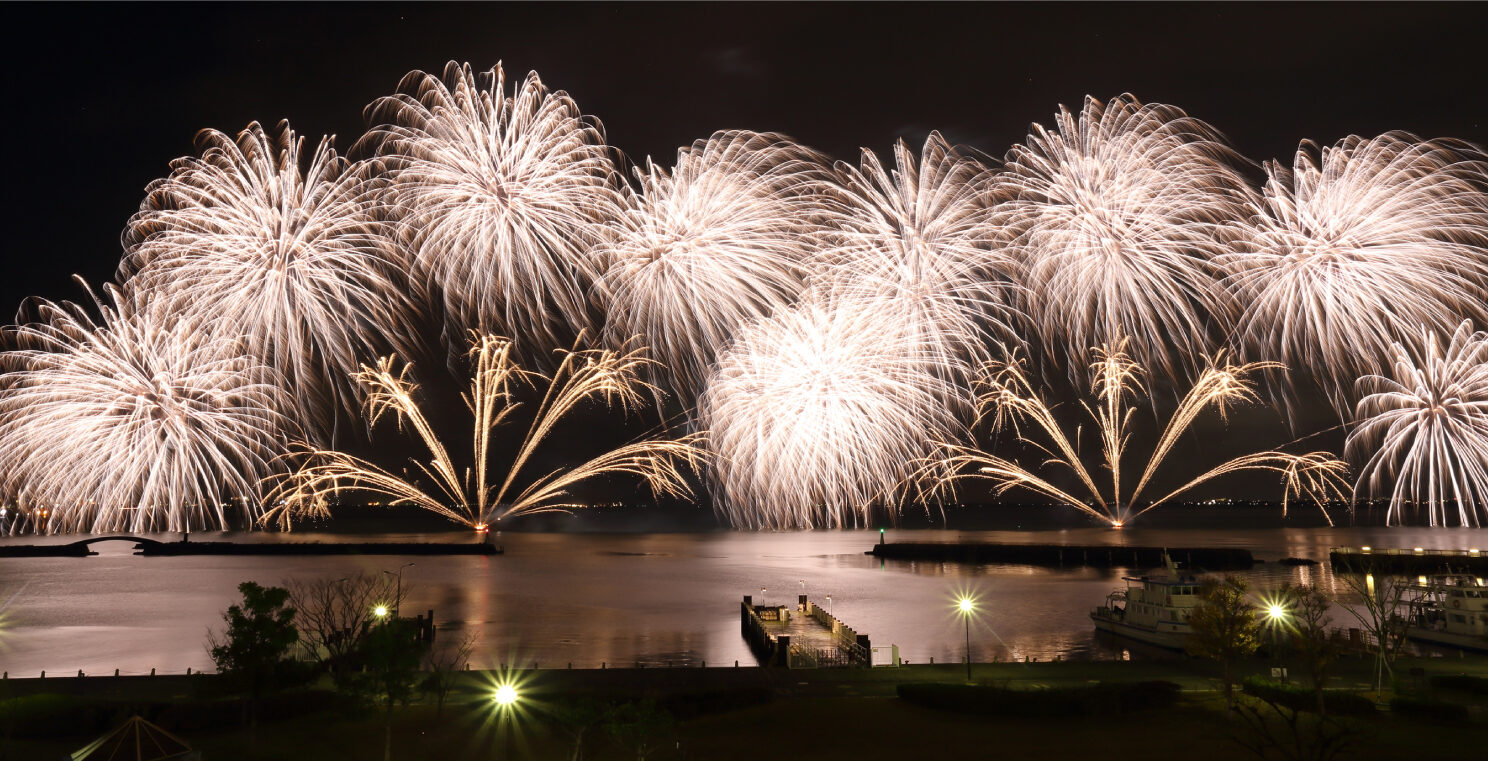 【2026年最新】びわ湖大花火大会の「本当の主催者」はどこ？混雑・目隠しフェンス問題の裏にある実行委員会の実体と運営費用のカラクリ