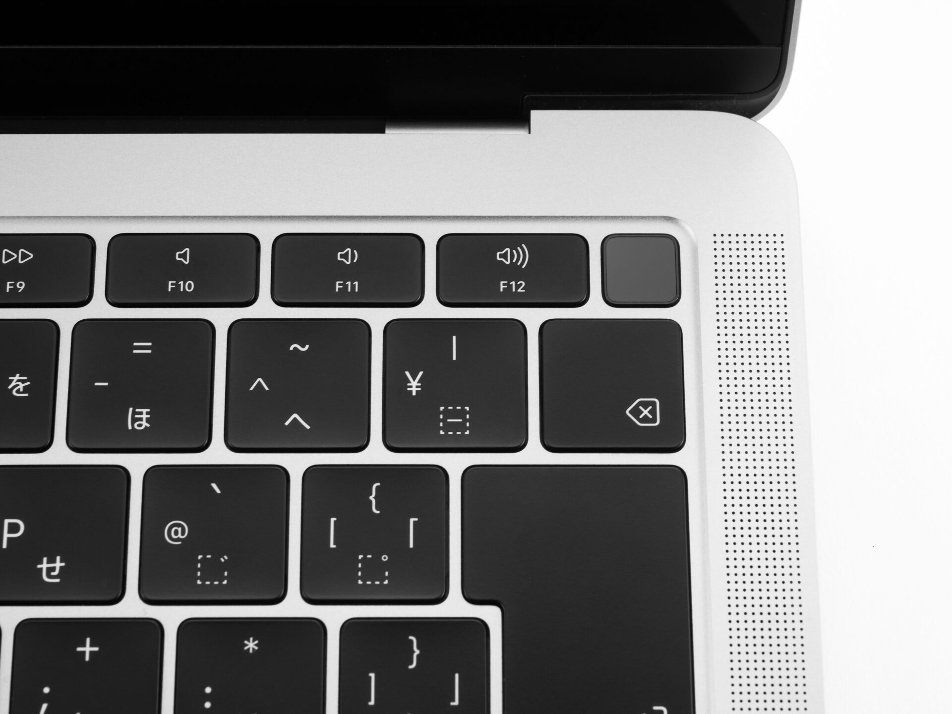 Macbookの電源ボタンはどこ？反応しない時の原因と強制終了・対処法