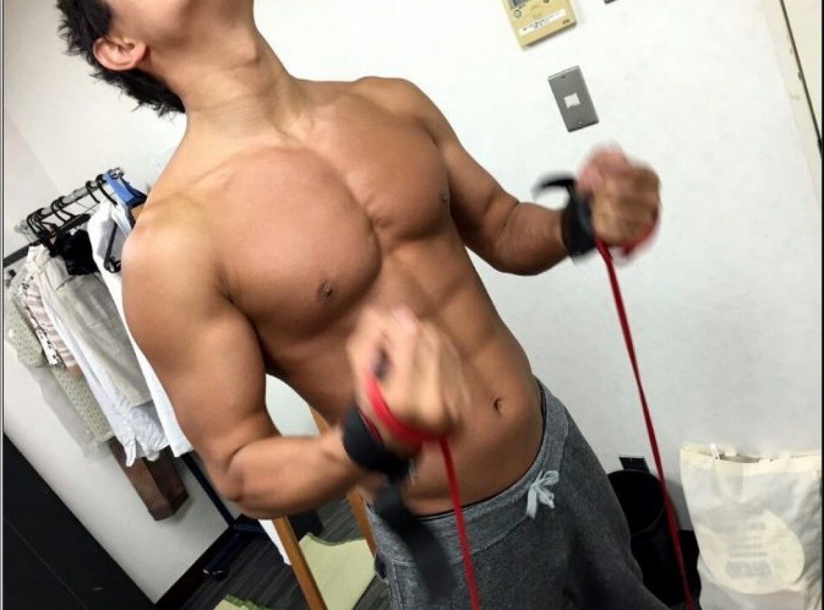 鈴木亮平の肉体美はなぜ作られた？過酷な体重増減と筋トレ食事術の全貌