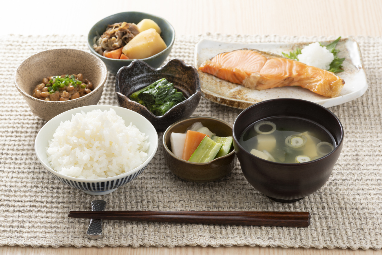 ご飯と味噌汁の置き方｜逆がNgな歴史の真相と一汁三菜配膳ルール