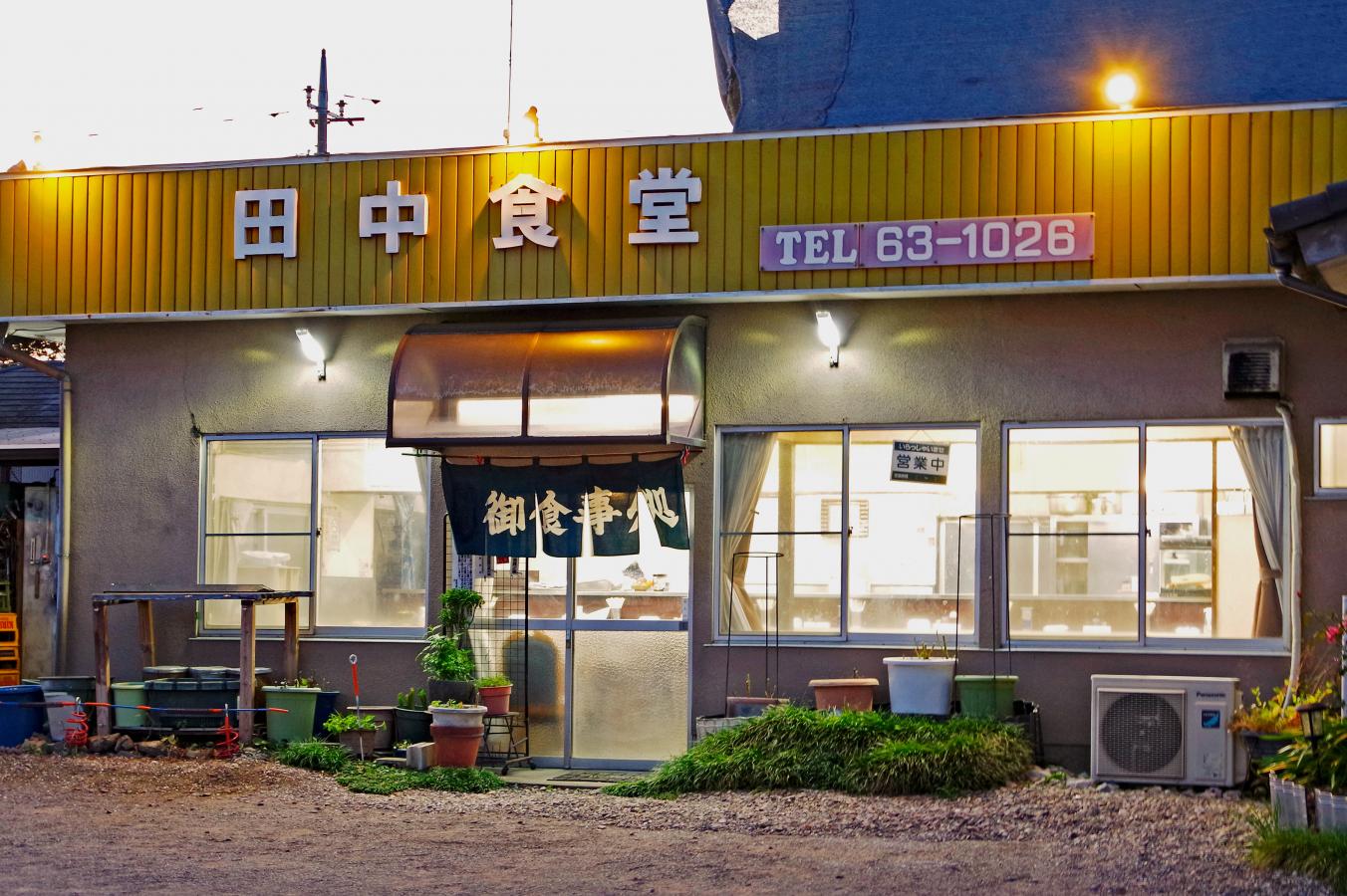 【2026年現地取材】なぜ今、下町の伝説「田中 食堂」に若者と外国人が行列を作るのか？ Sns世代を射抜いた“究極の日常食”