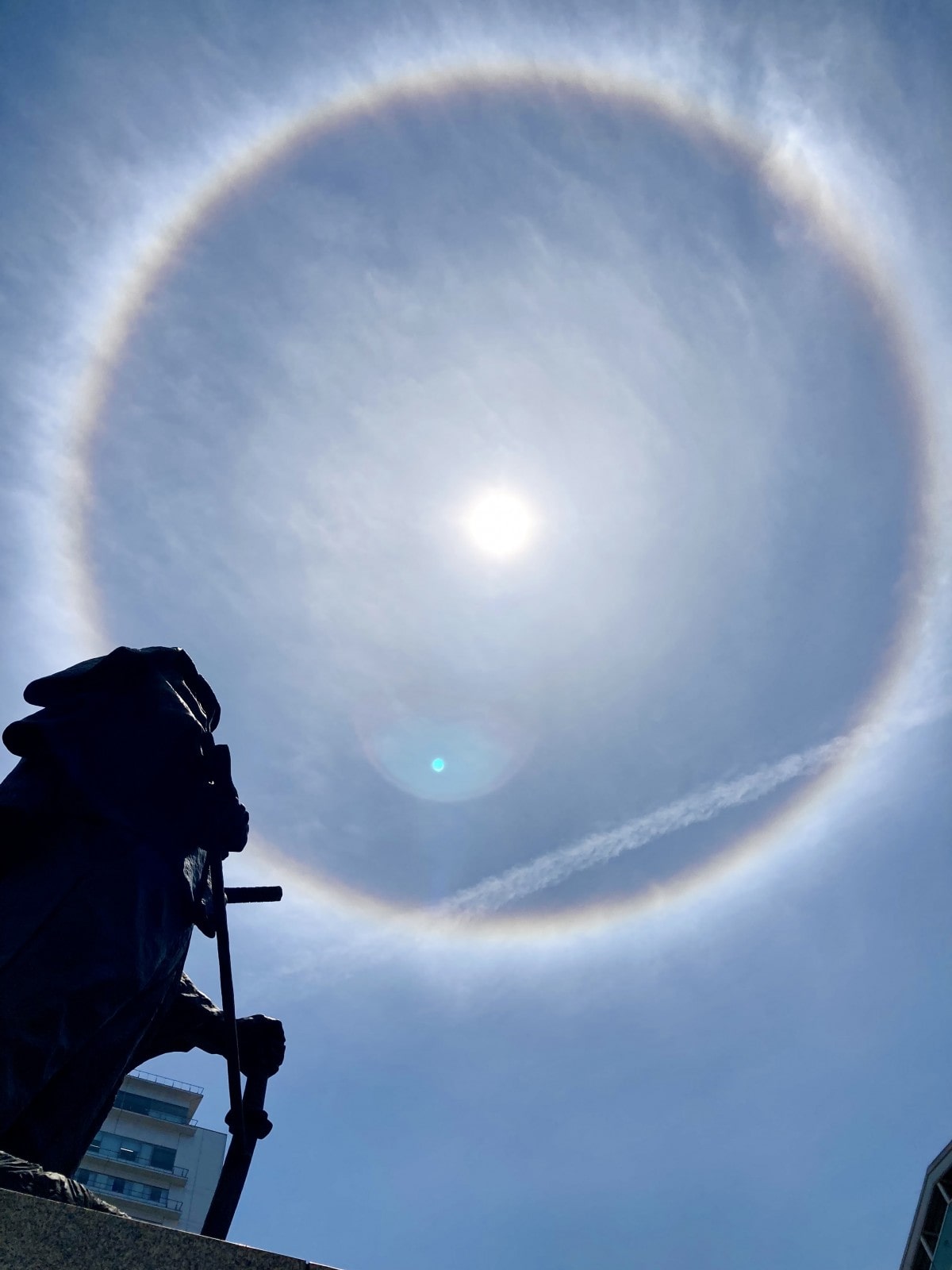 太陽の周りに虹が出る本当の理由｜ハロ・日暈の真相と幸運のサインを徹底解説