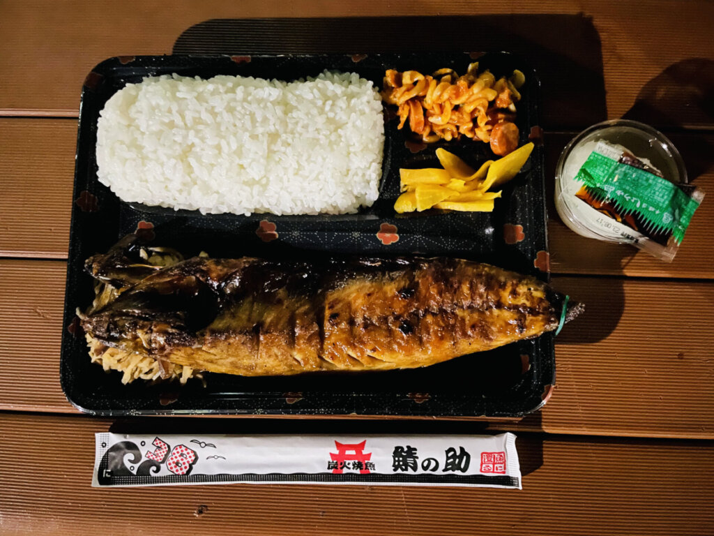 煙の先に行列！大田区矢口渡「鯖の助」炭火焼き弁当の魅力と予約術