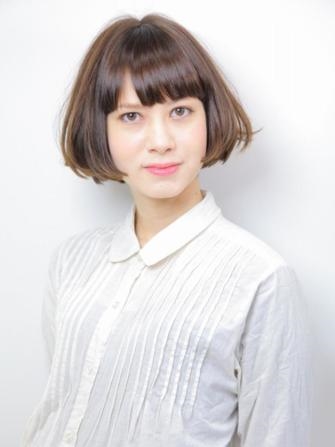 髪を傷めずに圧倒的な透明感をまとう。2026年、なぜ「ブリーチなしミルクティーベージュ」が大人世代の最適解になったのか？