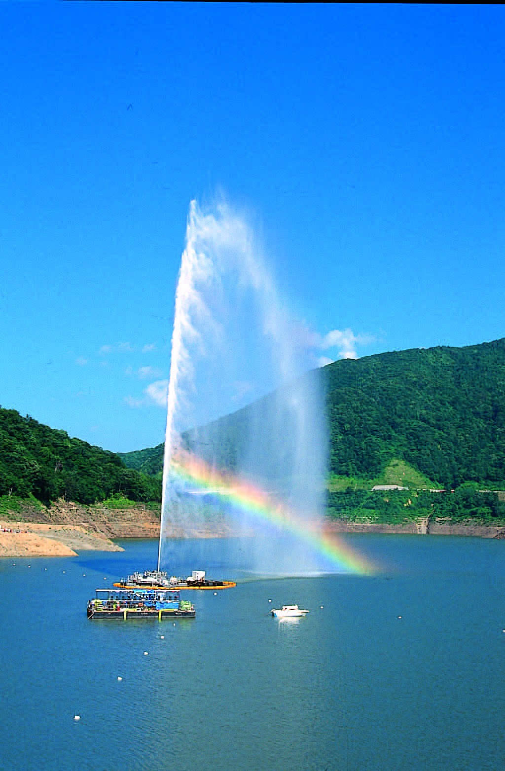 月山湖大噴水の打ち上げ時間と紅葉見頃は？2026年最新攻略ガイド