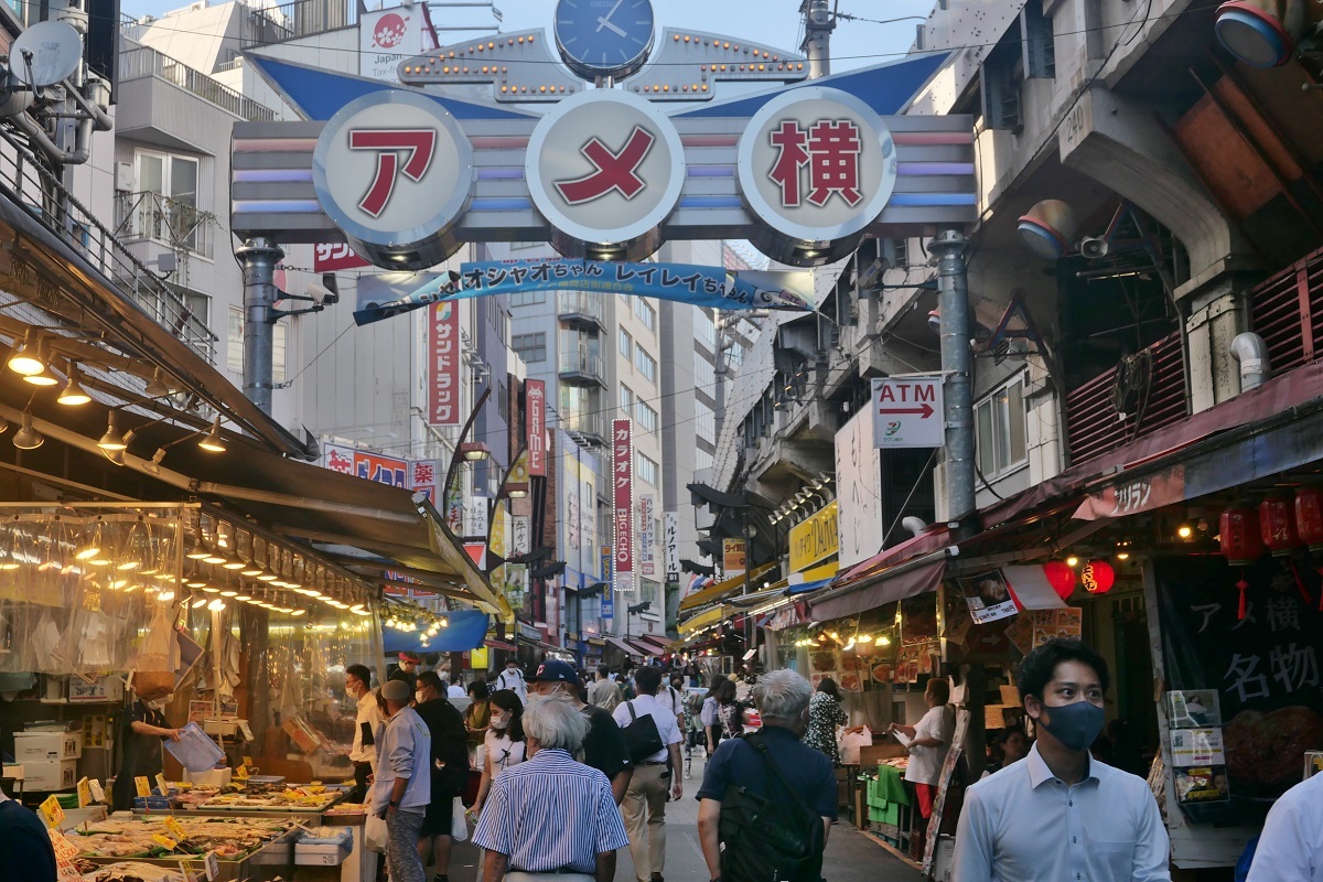 激変するアメ横商店街の現在！多国籍屋台の実態と食べ歩き最新事情