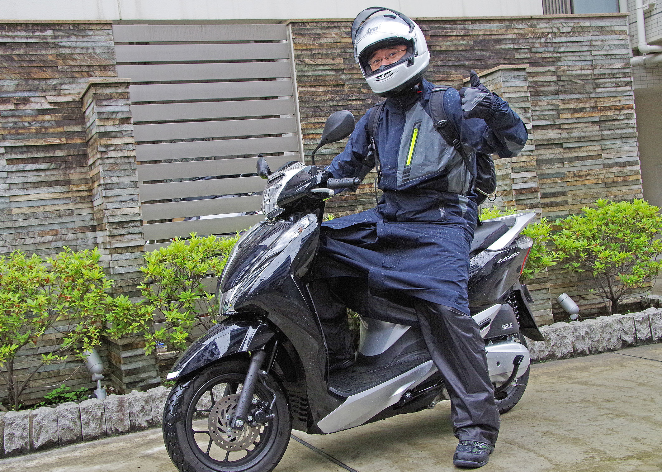 雨の日のバイクはなぜ滑るのか？転倒防止の極意と最新装備2026
