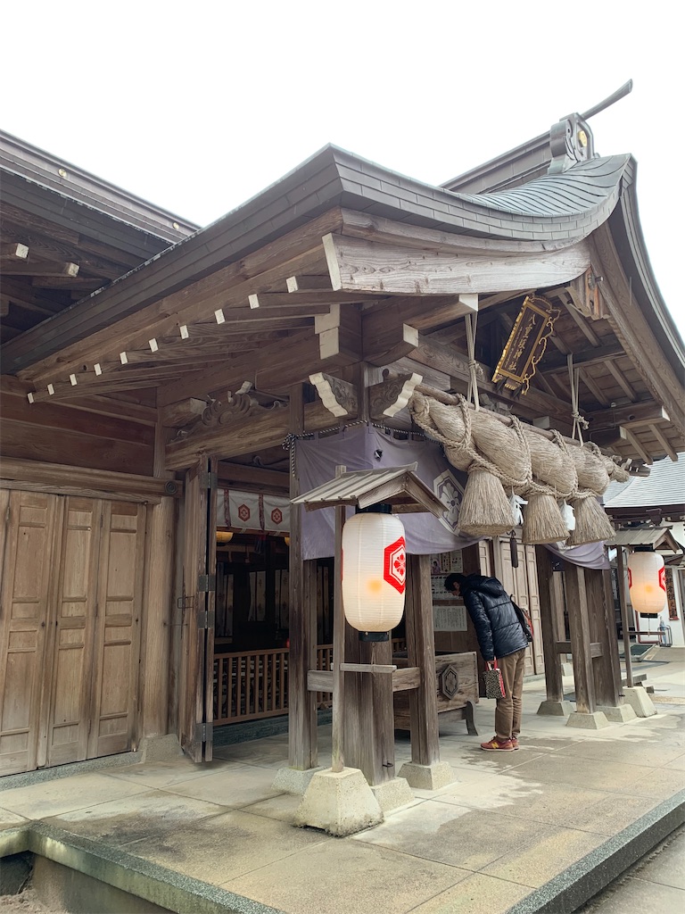 鏡の池に硬貨を浮かべた女性達の現在地！八重垣神社占いの的中率