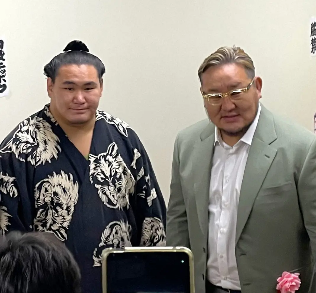 豊昇龍と朝青龍の血縁関係とは？顔や相撲がそっくりな理由と秘話
