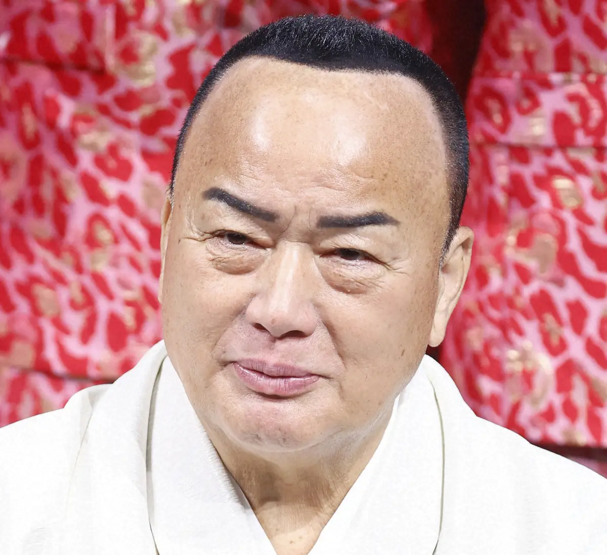 演歌界の大御所が明かす独特シルエット！かつら疑惑の真相と剃り込み