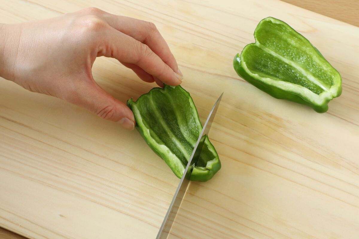 ピーマンの切り方大全！苦味を消す繊維の科学とプロ直伝の裏技