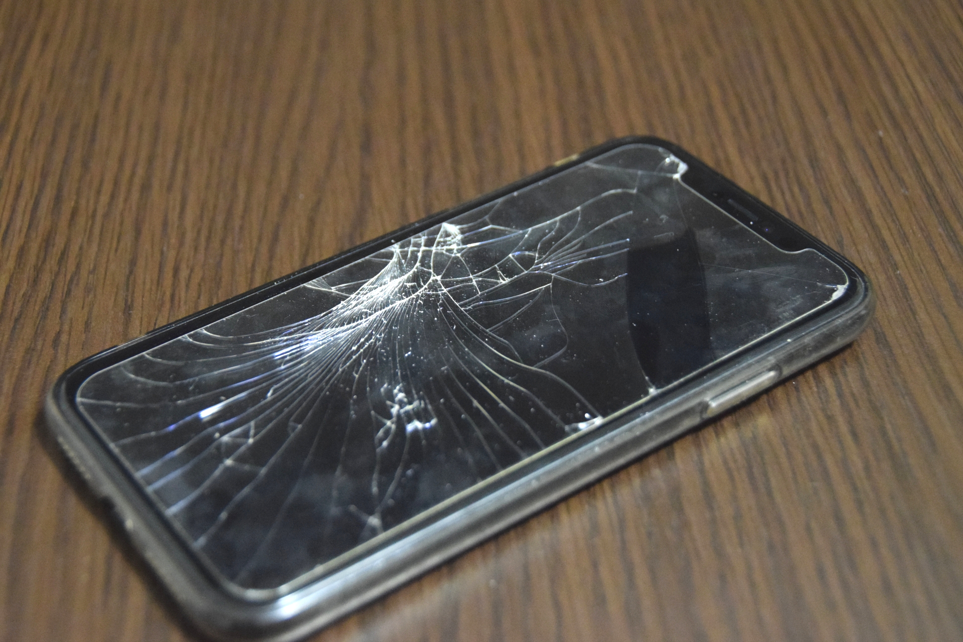 スマホ画面が割れた時の対処法！放置の危険と2026年修理費用まとめ