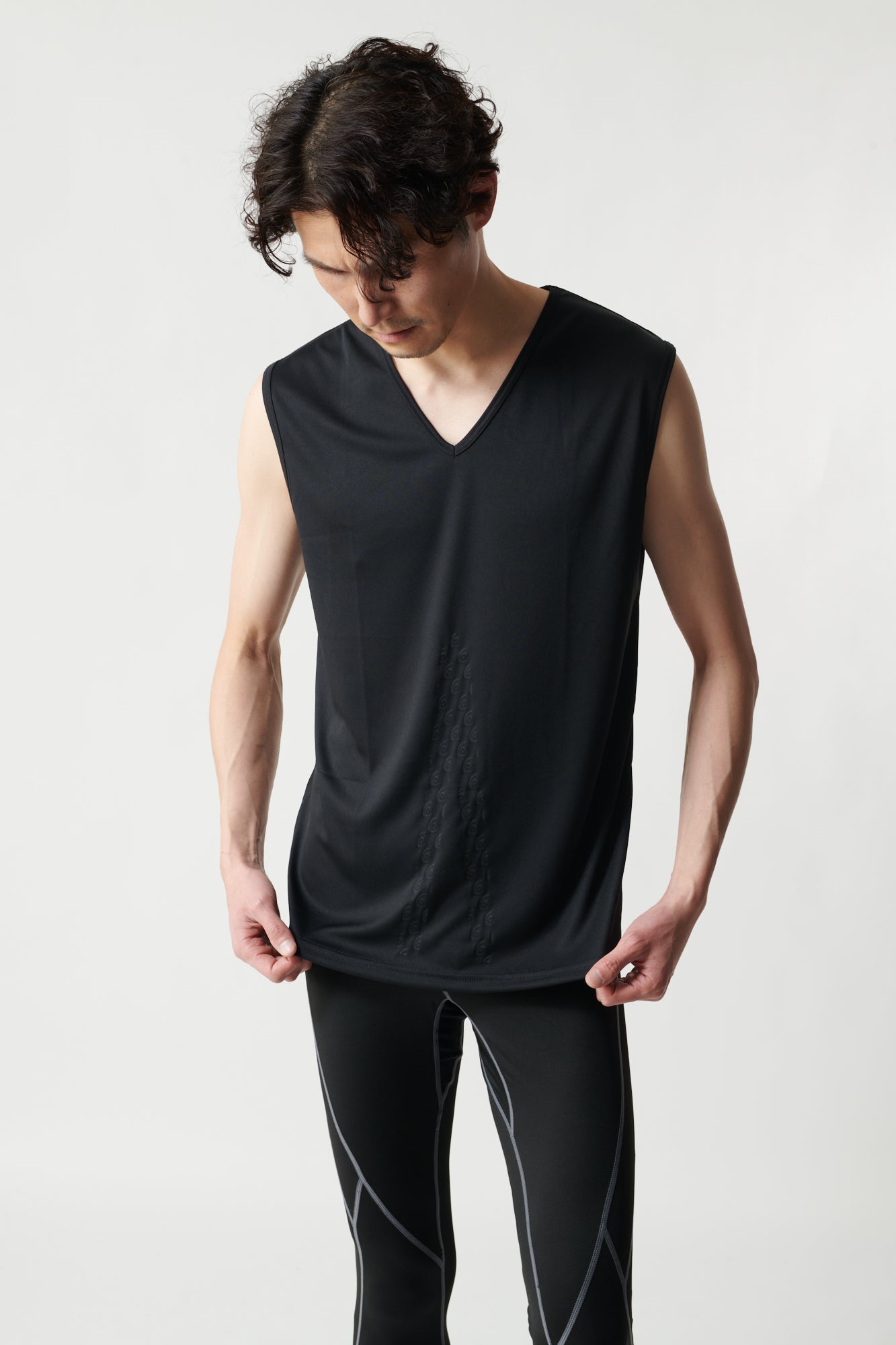 2026年猛暑下の東京で起きている異変——男たちの腕が解き放たれる「脱・Tシャツ」最前線