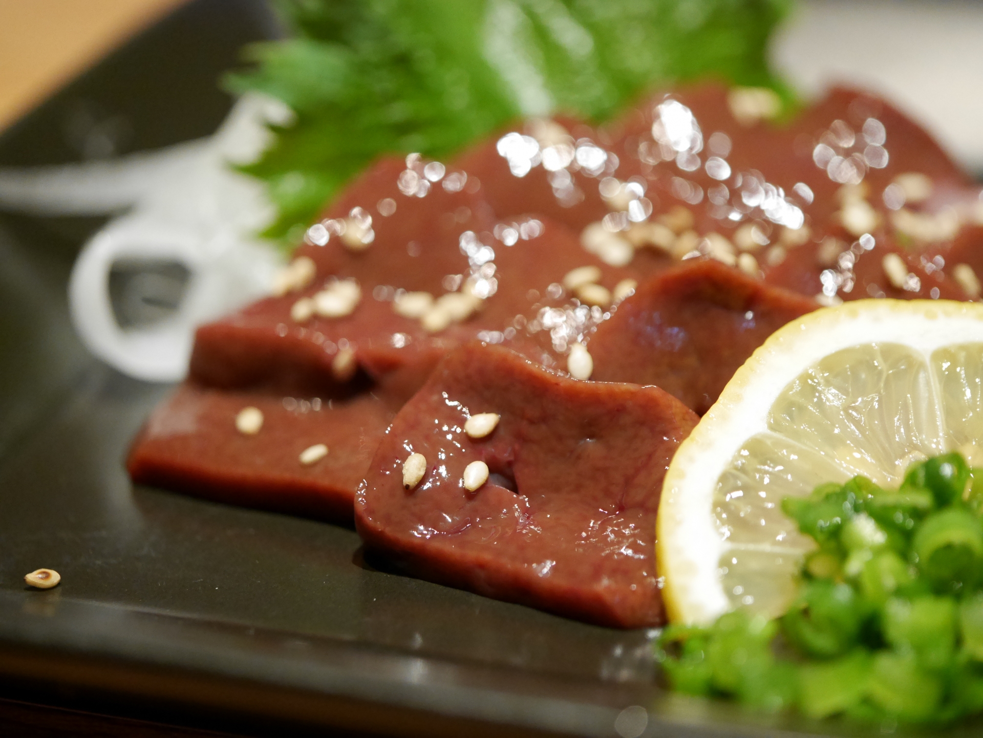 レバ刺しで当たる確率は何％？最新の食中毒統計と潜む危険度
