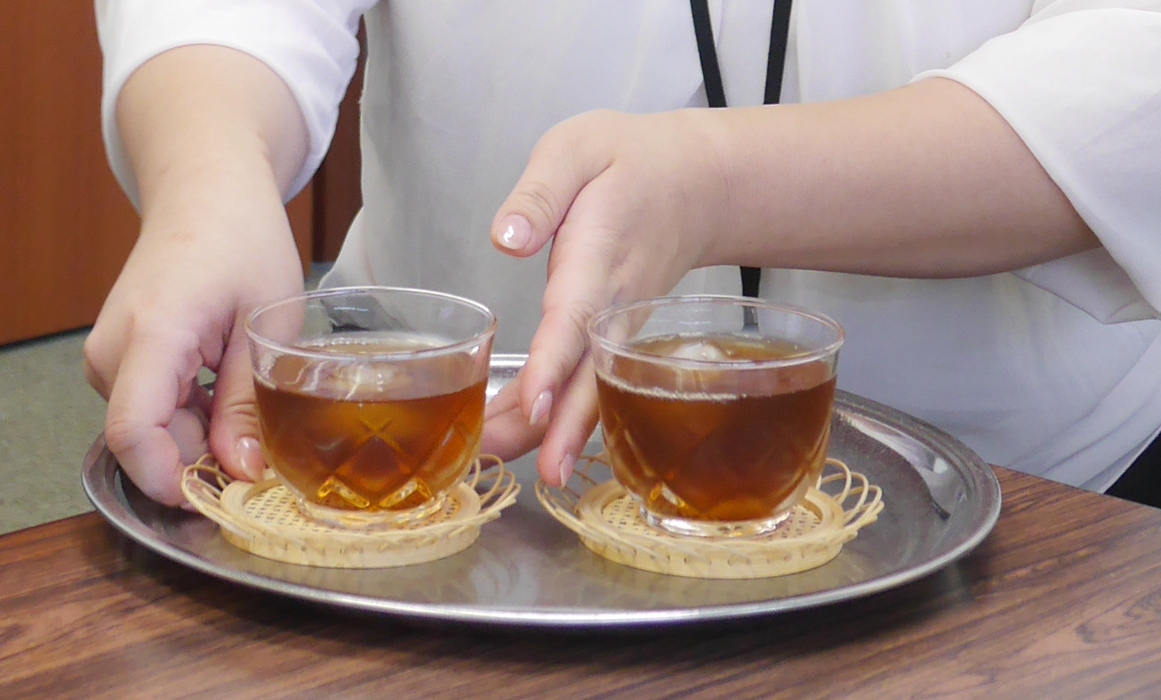 来客時に恥をかかないお茶の出し方！上座の順番と正しい作法の真相