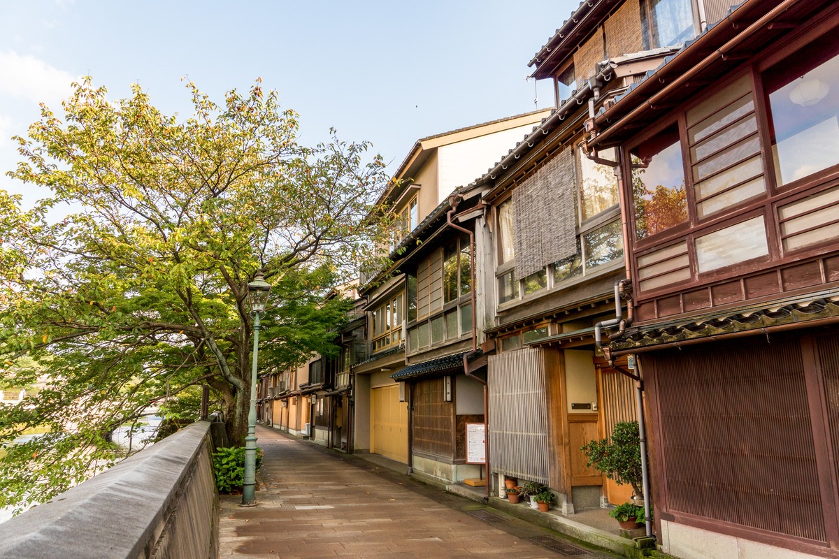 主計町茶屋街が大人を魅了する真相｜夜の情緒と隠れ家を徹底解剖