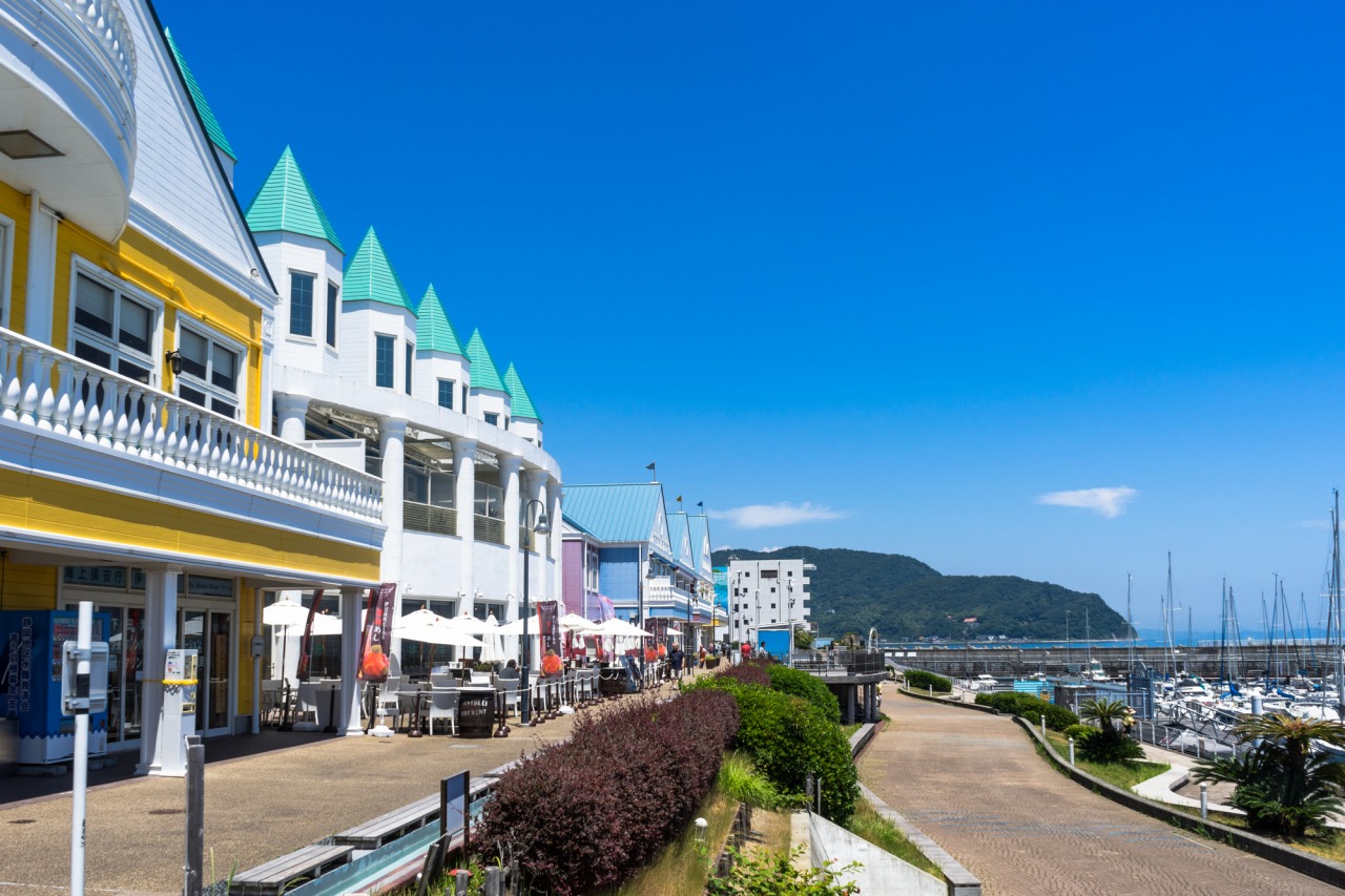 【2026年現地ルポ】伊豆の玄関口「道の駅 伊東マリンタウン」が再ブーム！絶景温泉と朝揚げ海鮮丼を求めて週末の熱気を追う
