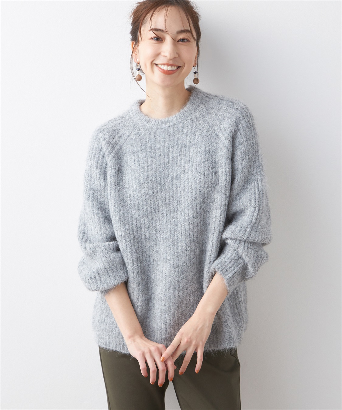 セーターの腕まくりで袖が伸びない裏ワザ！落ちてこない留め方と復活術
