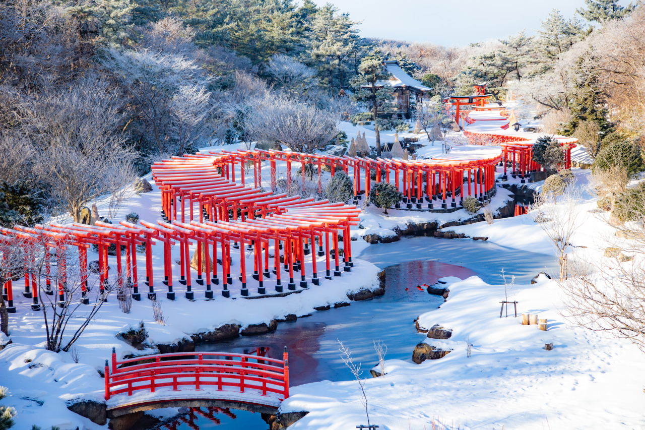 白雪と千本鳥居の競演！つがる市「高山稲荷神社」が放つ圧巻の美