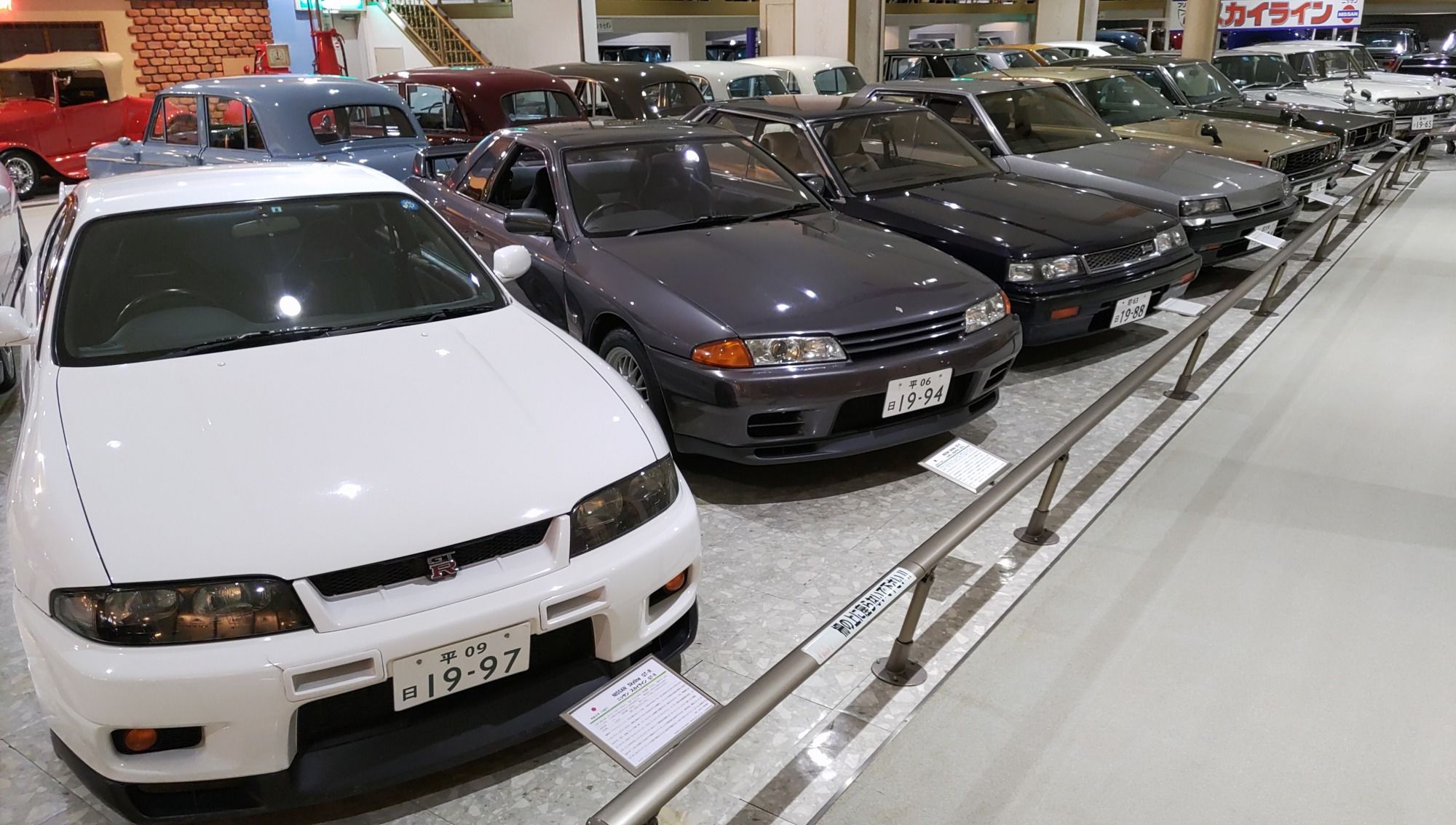 日本自動車博物館の全貌と見どころ！名車500台と世界のトイレに迫る
