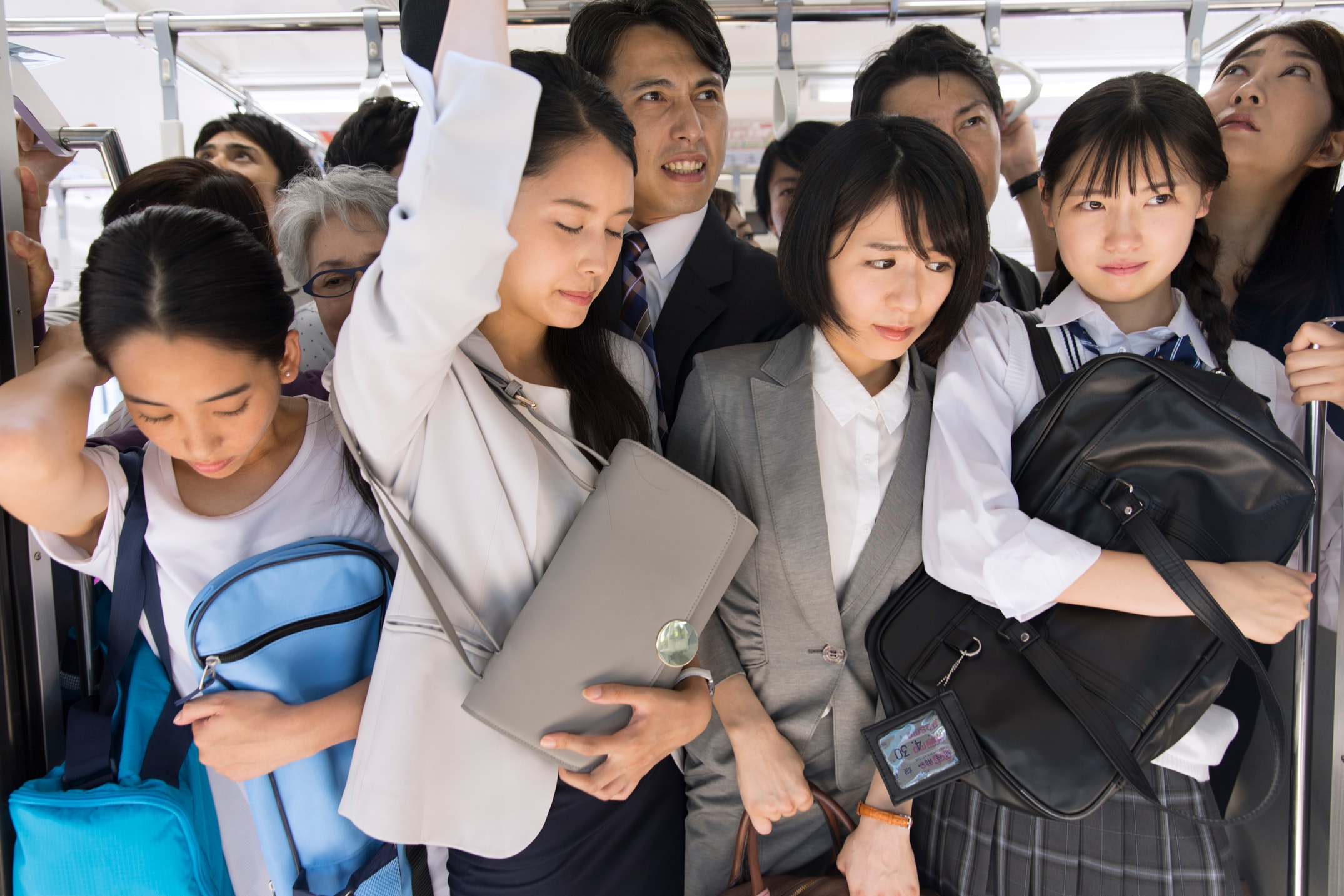 満員電車のリュック問題！背負い放置の危険と不快感を消す持ち方