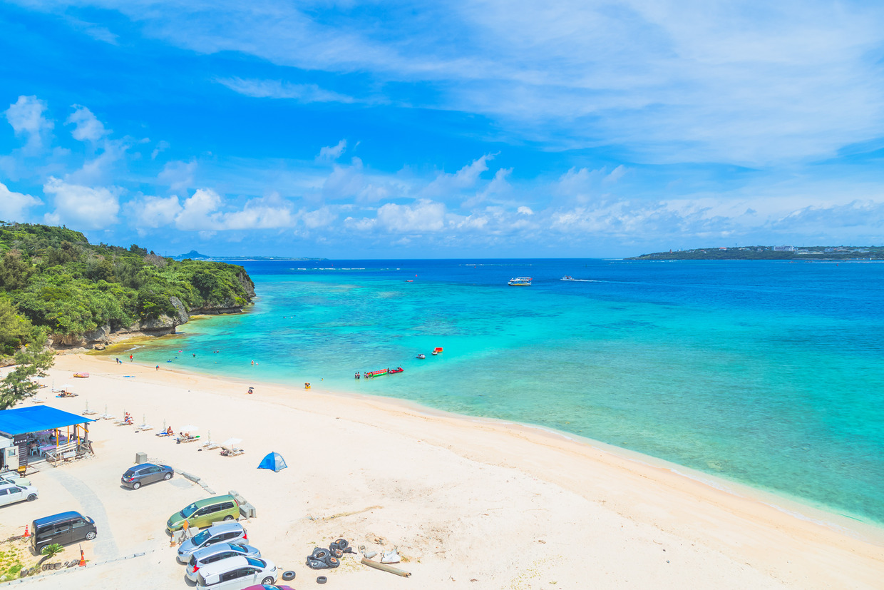 【2026年最新】本島最高峰の透明度「瀬底 ビーチ」が今、世界中を魅了する理由！奇跡のブルーと極上ラグジュアリーが交差する沖縄の聖地へ