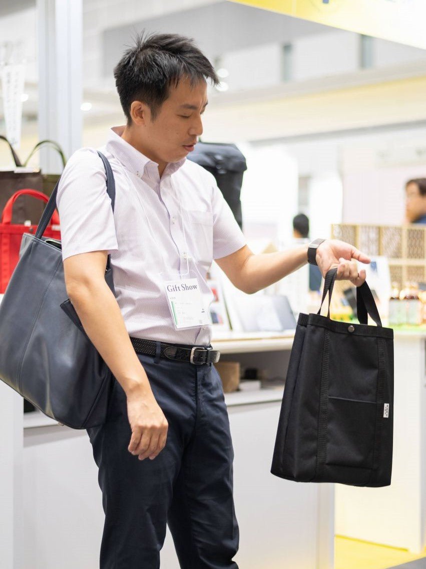 2026年の街行方を決定づける「2個持ち」の新常識。なぜメインバッグより「サブ」が主役に躍り出たのか？