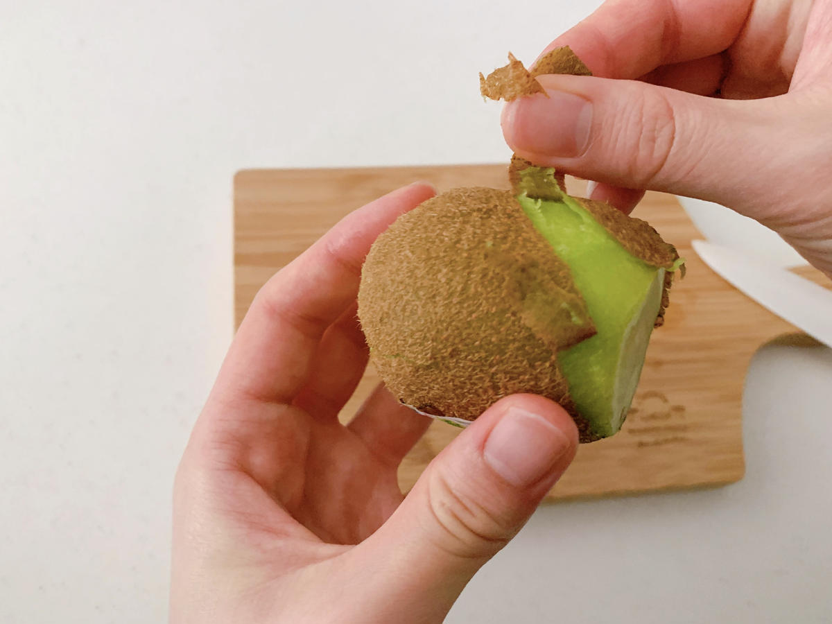 一瞬でつるん！キウイの皮を綺麗に剥く裏ワザと映える切り方完全ガイド