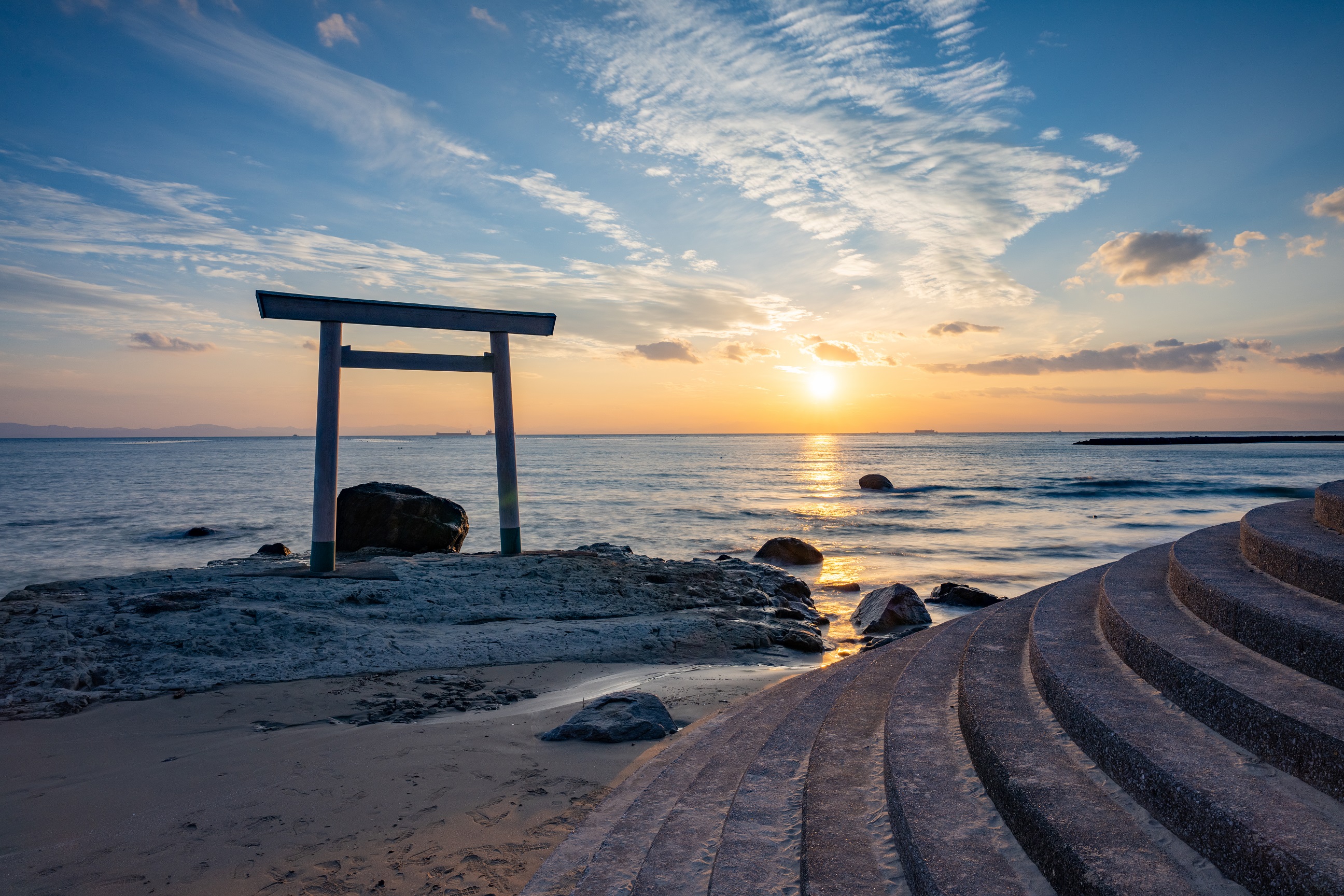 つぶてヶ浦の鳥居の正体とは？伊勢神宮伝説と夕日絶景・駐車場を完全網羅