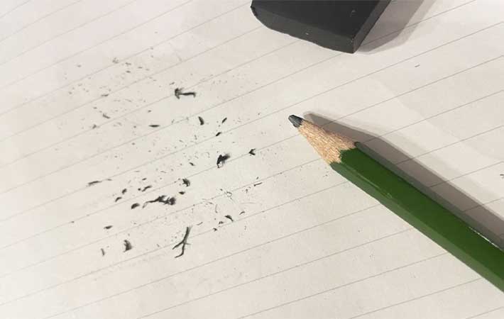 机に散らかる消しゴムのカスを一瞬で掃除！驚きの裏ワザと最新グッズ検証