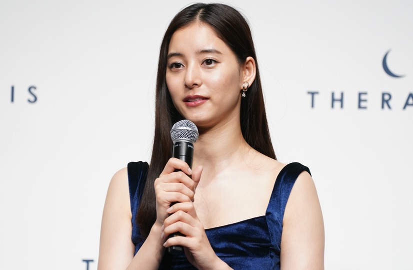 世界を魅了する「新木優子スタイル」の進化論：2026年最新トレンドを牽引する彼女の着こなし術