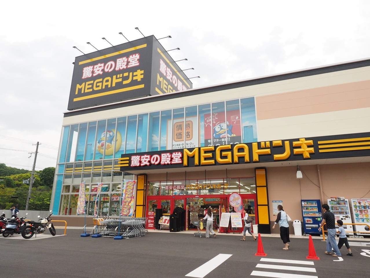 Megaドンキ蓮田店の営業時間とチラシ攻略！混雑回避と駐車場活用術