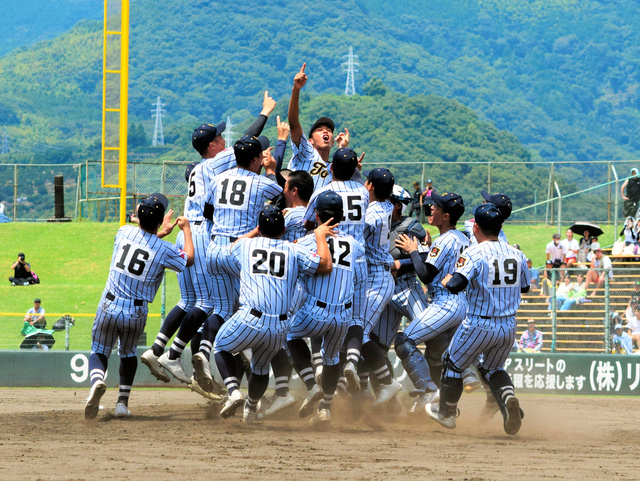 頂点へ波乱の幕開け！熊本の高校球児が魅せる熱戦スコアと勝敗速報
