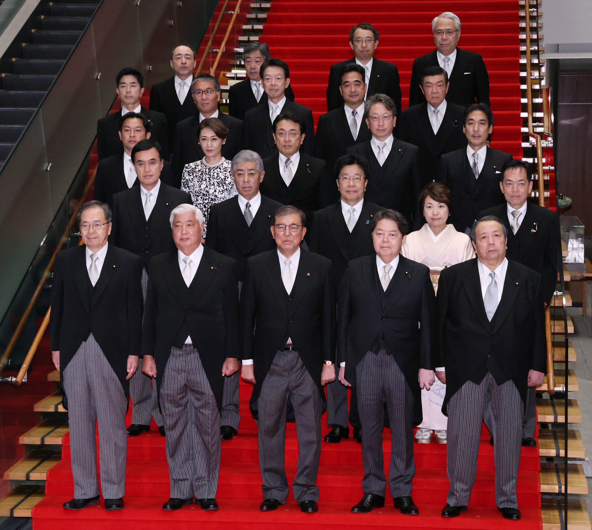 内閣の階段写真はなぜ撮る？立ち位置の序列ルールと赤じゅうたんの真相