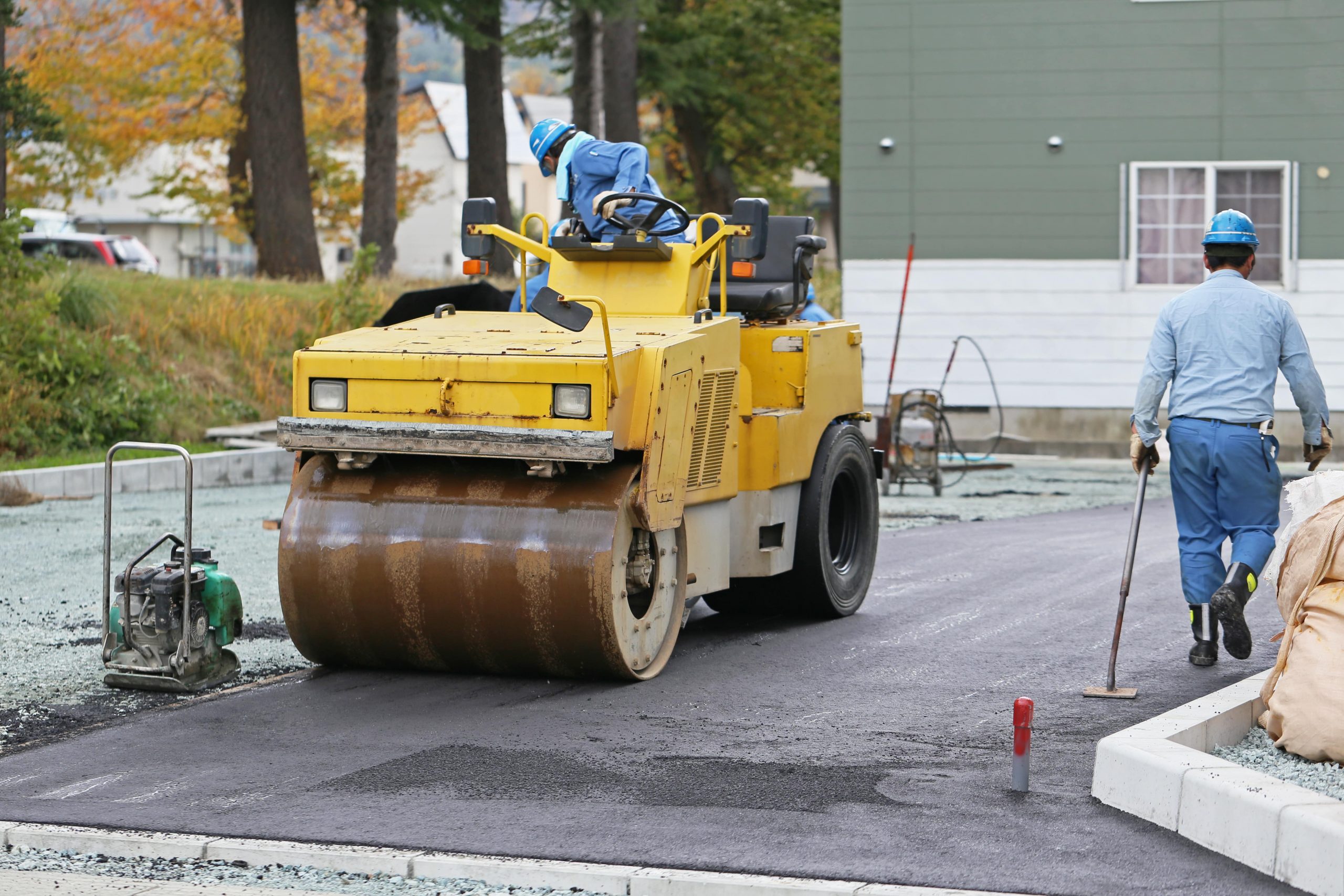 転圧とは？地盤沈下を防ぐ基礎知識と締固め機の使い分けを徹底解説