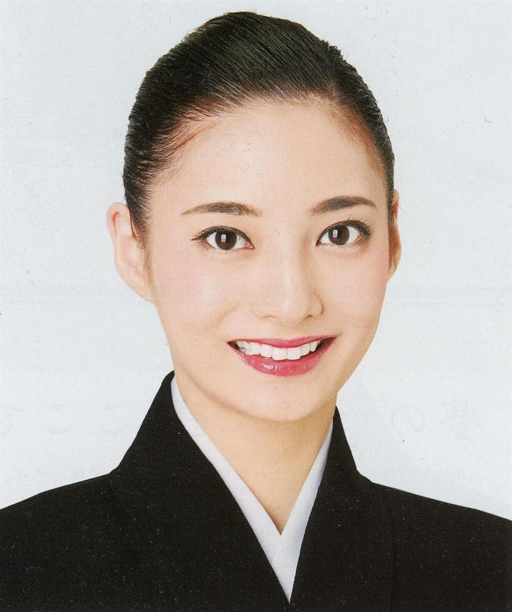 星蘭ひとみの現在と夫・豊田大輔との今！宝塚退団理由や実家の真相