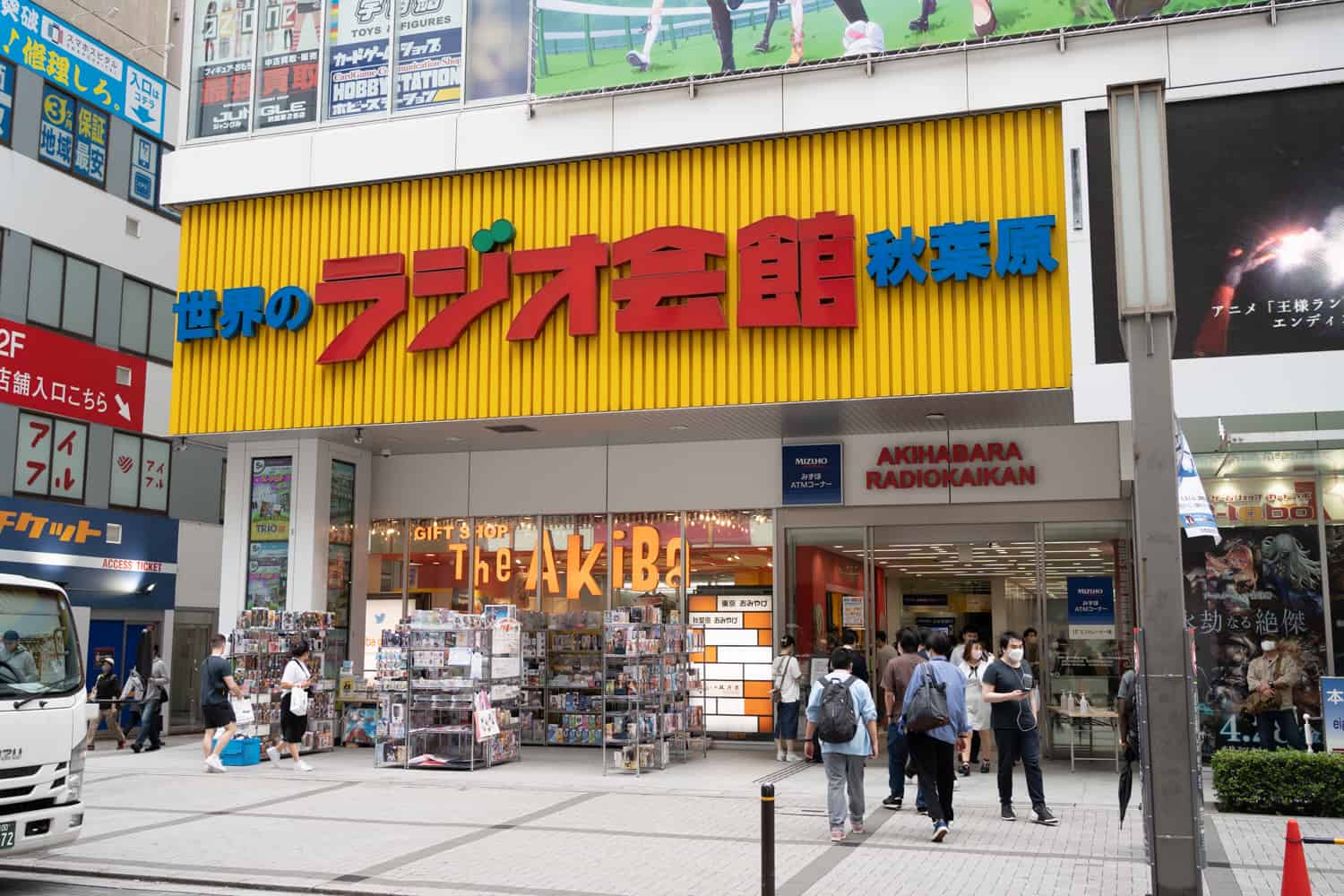 【2026年現地ルポ】秋葉原の超高密度カルチャービル「ラジオ会館」が世界を呑み込む理由 —— Tcgバブル、インバウンド狂熱、そして進化する実店舗の未来