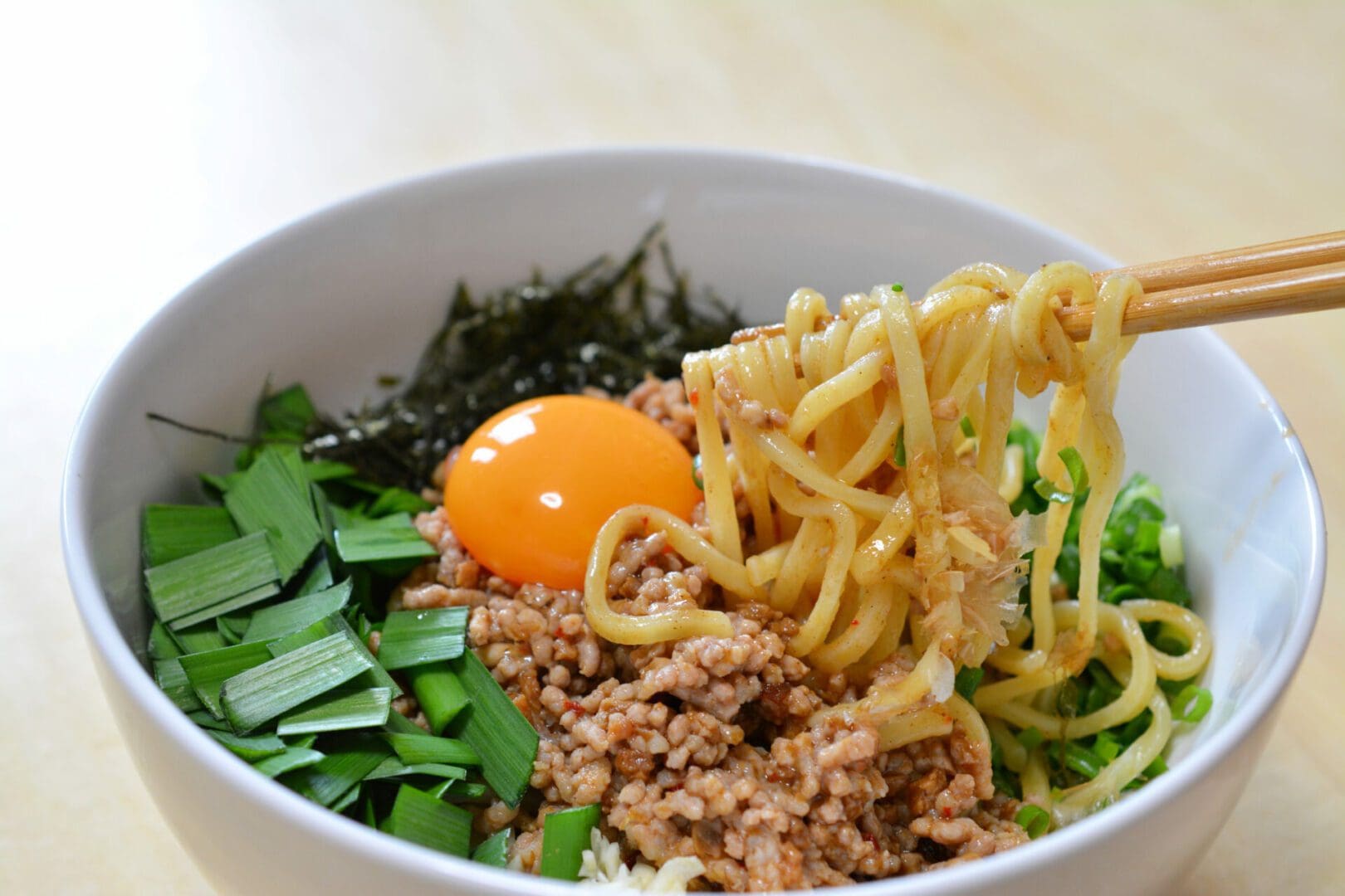 まぜそばと油そばの決定的な違いとは？タレと歴史で読み解く真相