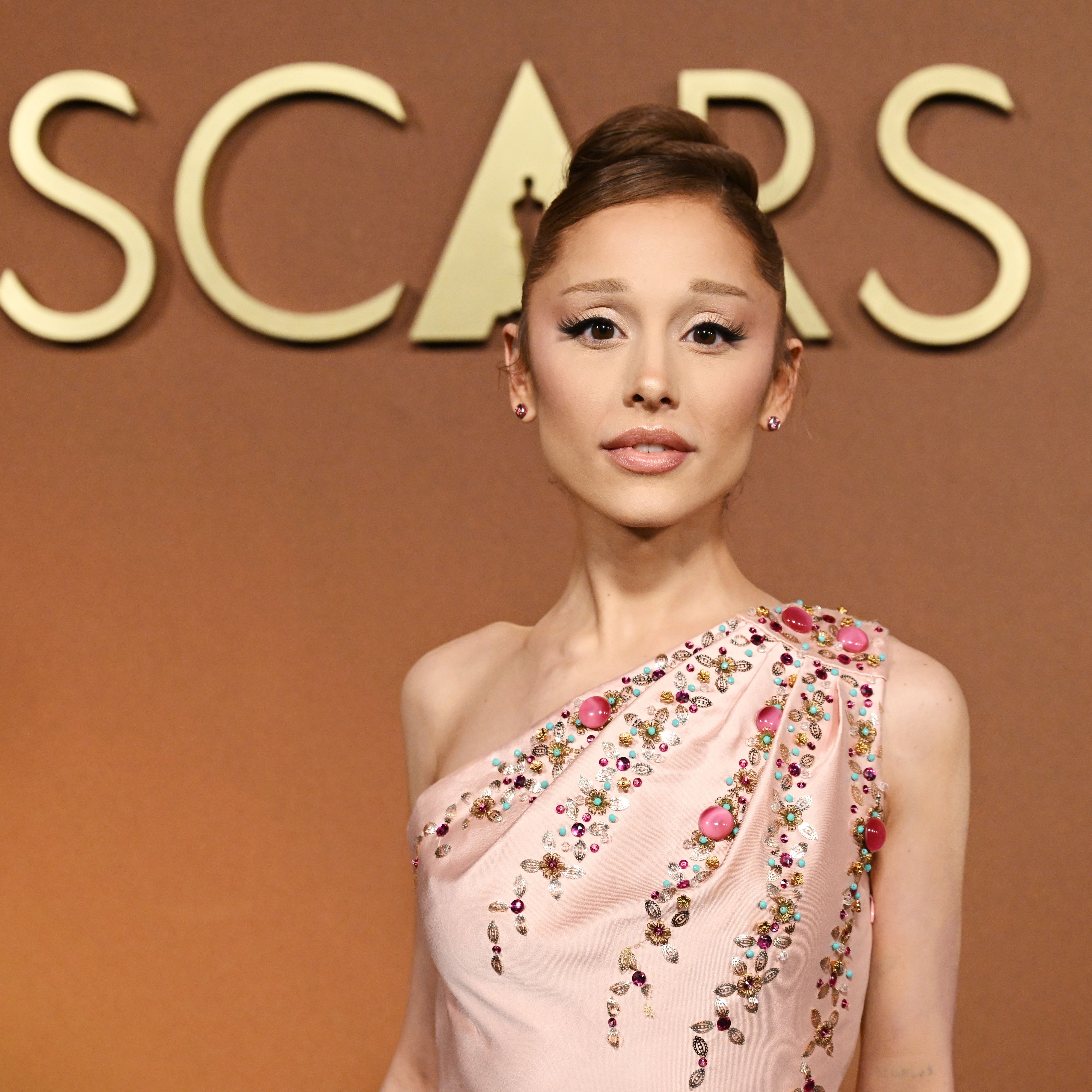 アリアナ・グランデ劇的変貌の裏側！ウィキッド舞台裏と愛の真相