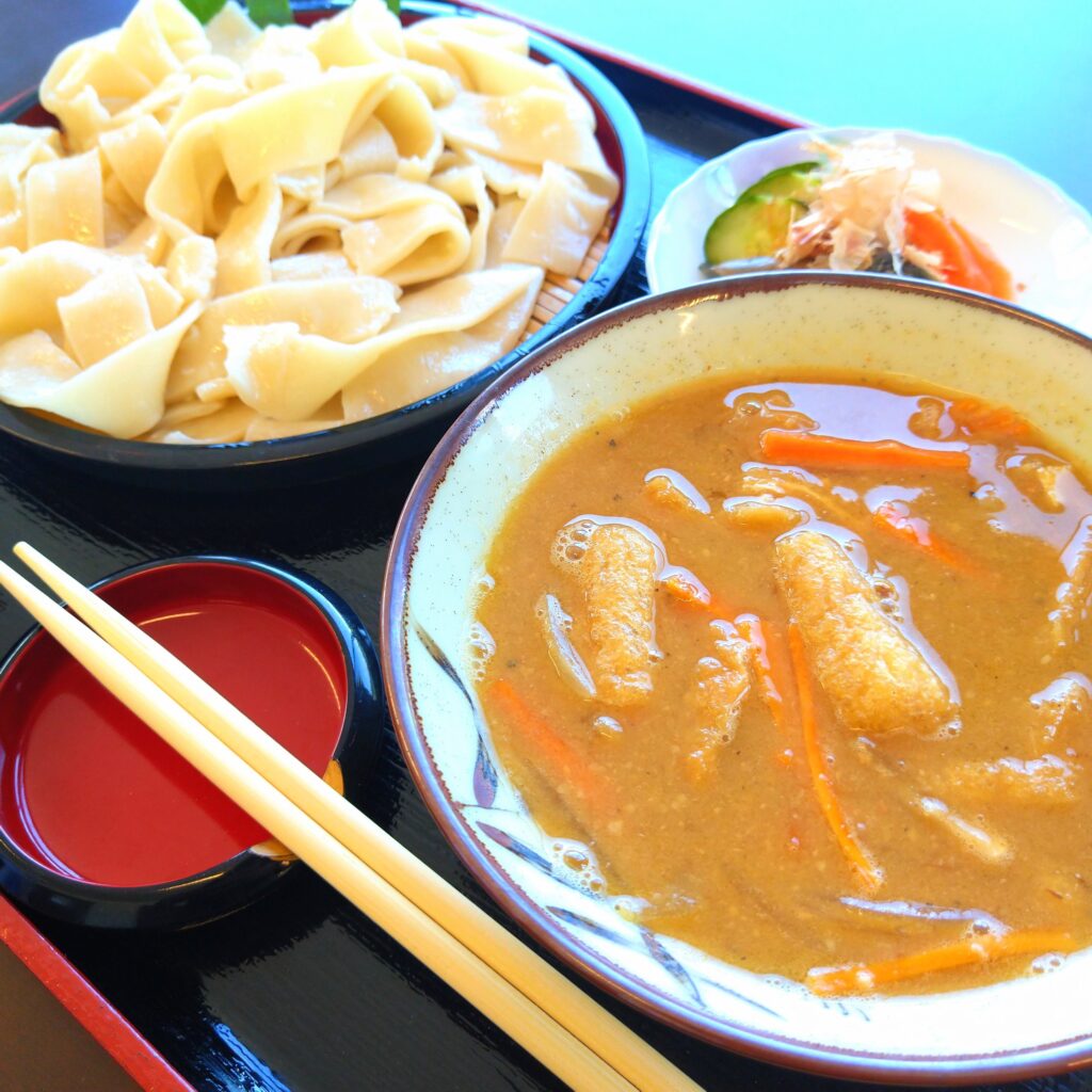 山梨名物「おざら」の真相｜ほうとうとの違いと2026年人気名店