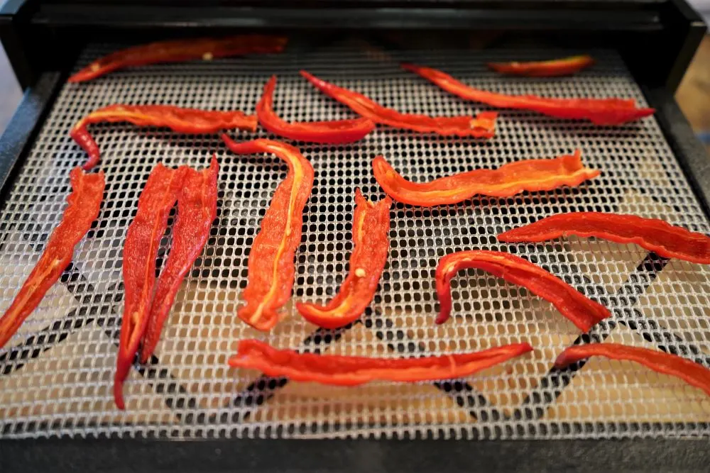 How to Dehydrate Cayenne Peppers